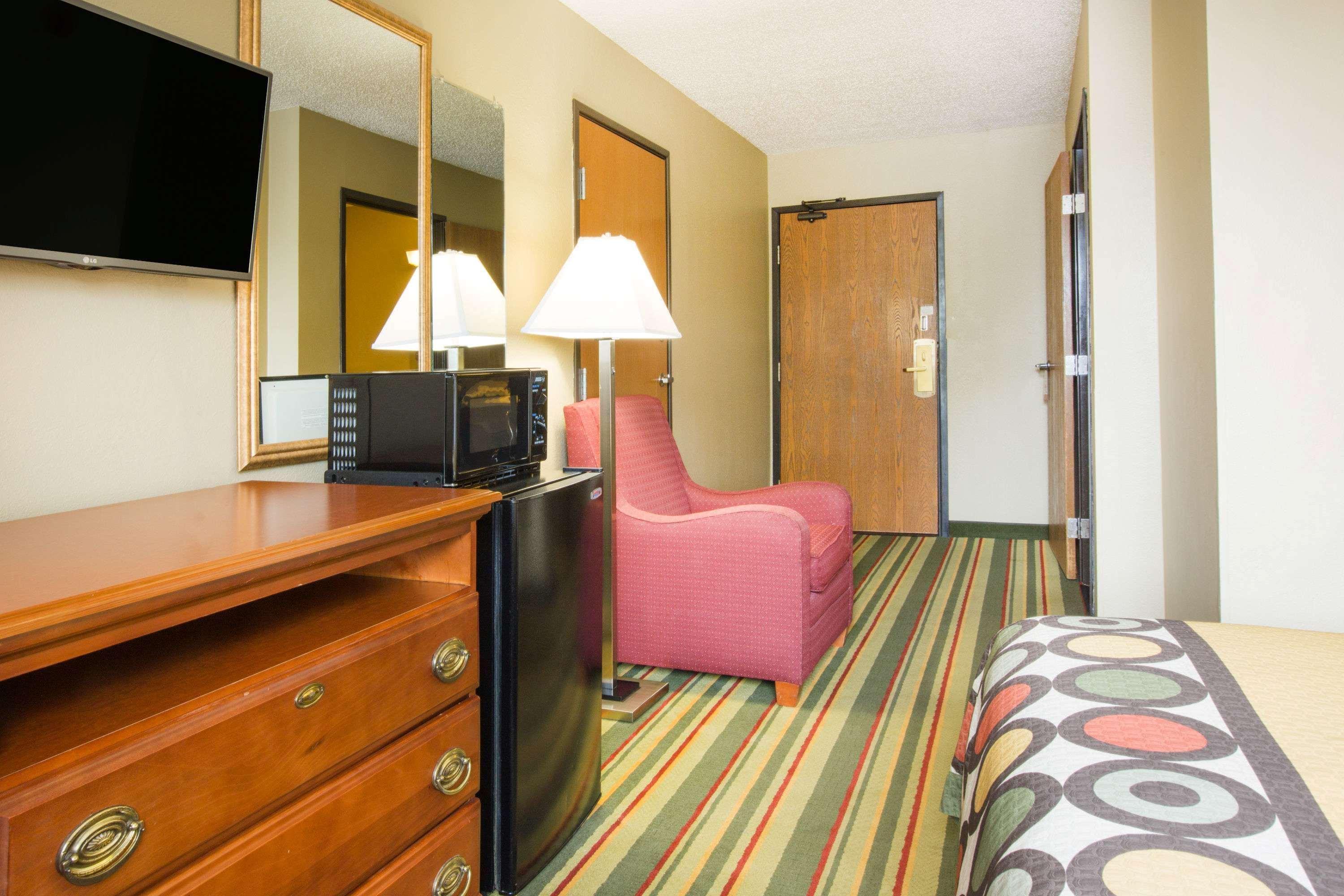 Super 8 By Wyndham Beckley Hotel Exterior photo