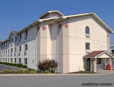 Super 8 By Wyndham Beckley Hotel Exterior photo